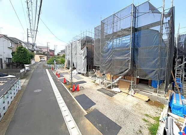 緑と好相性。そのスマートな佇まいについ足を止めてしまいそうになります。(2026年7月撮影)