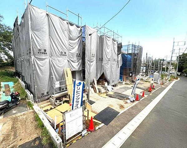 舗装された前面道路で、車で通る際のご負担も少なくなるかと思います。（2026年7月撮影）