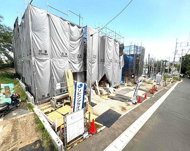 舗装された前面道路で、車で通る際のご負担も少なくなるかと思います。(2026年7月撮影)