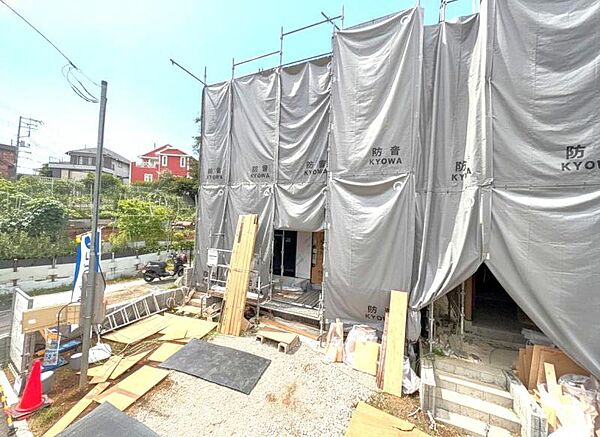 窓からたっぷりと陽光が注がれる明るい空間。家族の成長に対応できる永住仕様の間取り。（2026年7月撮影）
