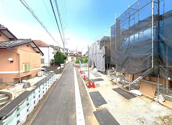 環境に恵まれ、陽光に包まれた邸宅は月日が経っても色褪せることなく「オンリーワン」に輝き続けます。（2026年7月撮影）