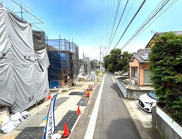 舗装された前面道路で、車で通る際のご負担も少なくなるかと思います。(2026年7月撮影)