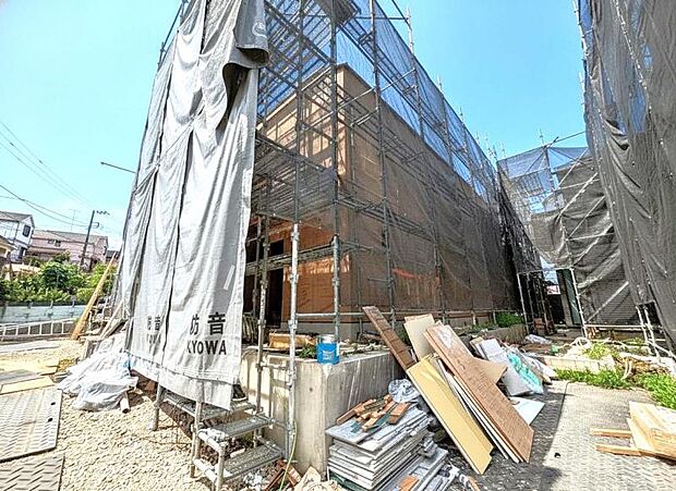 主張し過ぎないシャープなフォルムで佇む邸宅は、完成形の姿を見せてくれます。(2026年7月撮影)