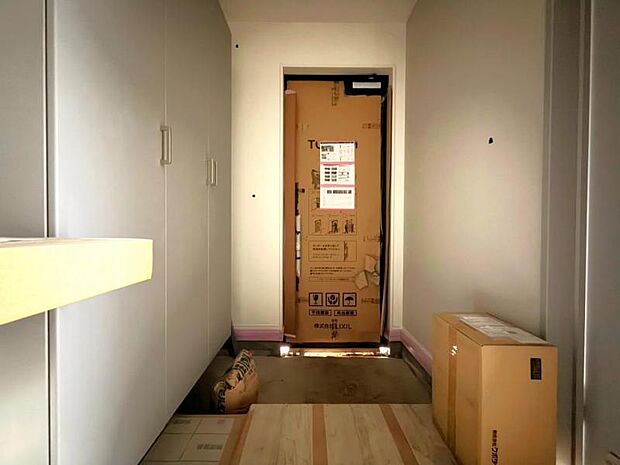 雑多な玄関ではなくスッキリ空間としてお家の顔になるよう設計いたしました。(2026年8月撮影)