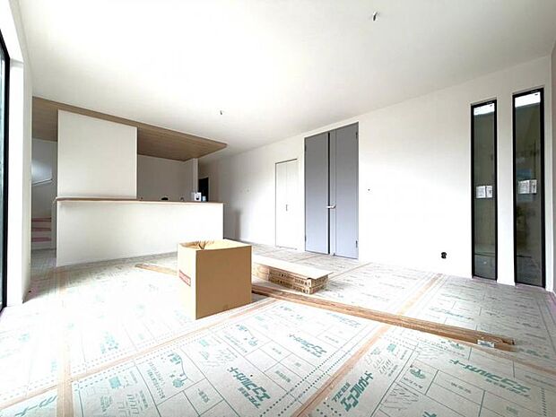LDK21帖 落ち着きのあるリビングです。お友達が遊びに来た時にも使えますし、ちょっと疲れた時にお昼寝できるのも嬉しいですね。(2026年8月撮影)