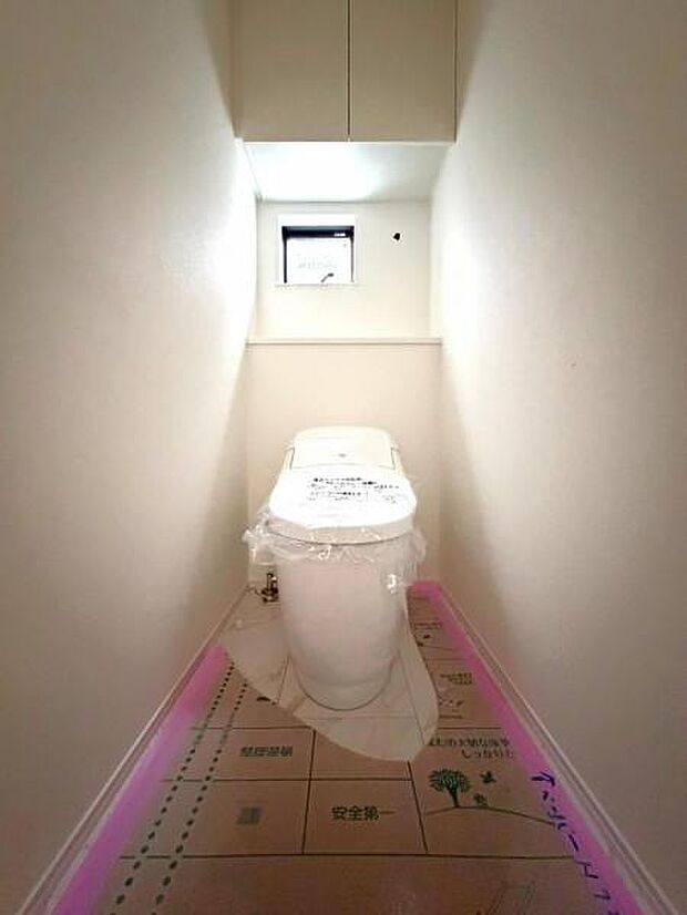 ウォシュレット付き清潔感の溢れるトイレです。落ち着いた空間で安らぎのひとときをお過ごし頂けます。(2か所あります)(2026年8月撮影)