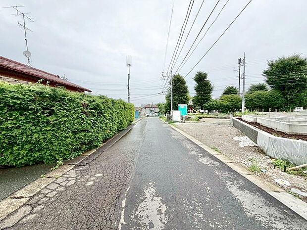 車通りの少ない道路で小さなお子様も安心。家と同じくらい周辺環境は大切なもの。図面だけでは分からない現地の雰囲気もご確認くださいませ。(2026年6月撮影)