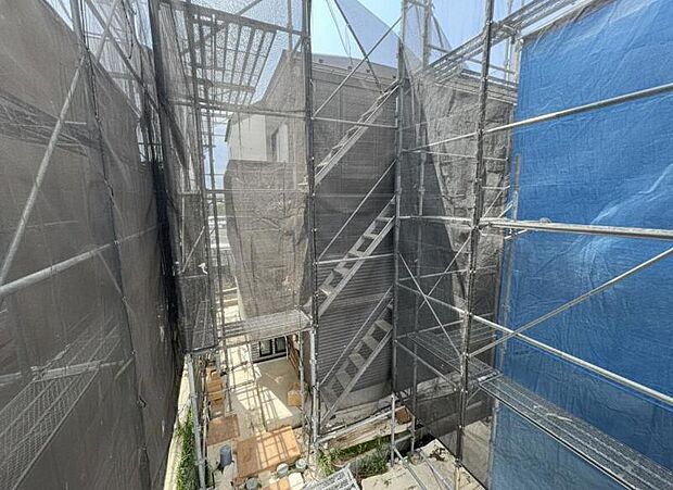 窓からたっぷりと陽光が注がれる明るい空間。家族の成長に対応できる永住仕様の間取り。(2026年7月撮影)