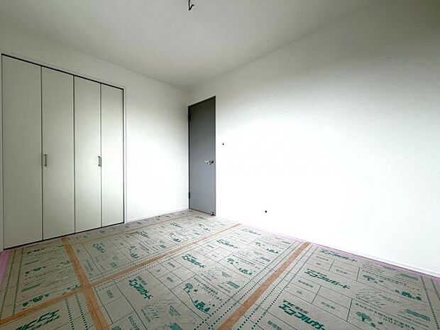 洋室5帖 日々の疲れを癒してくれる主寝室。自由度が高いので家具のレイアウトでお好みの空間を創りだせます。