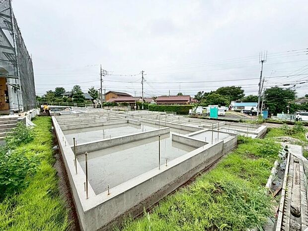 異なる外観がそれぞれ光りを放ち、その存在感を示す堂々たる装い。見る人の目を奪う羨望の住まいが誕生しました。(2026年6月撮影)