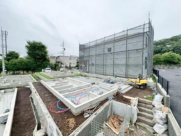 環境に恵まれ、陽光に包まれた邸宅は月日が経っても色褪せることなく「オンリーワン」に輝き続けます。(2026年6月撮影)
