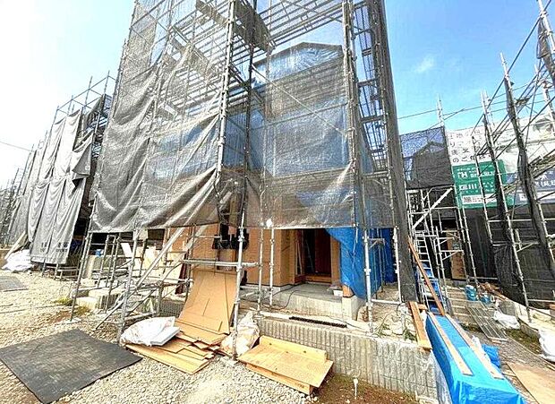 緑と好相性。そのスマートな佇まいについ足を止めてしまいそうになります。(2026年7月撮影)