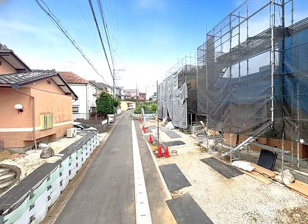 舗装された前面道路で、車で通る際のご負担も少なくなるかと思います。(2026年7月撮影)