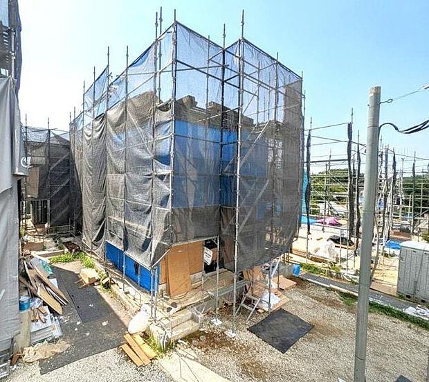 窓からたっぷりと陽光が注がれる明るい空間。家族の成長に対応できる永住仕様の間取り。(2026年7月撮影)