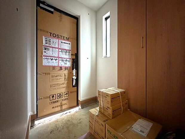 雑多な玄関ではなくスッキリ空間としてお家の顔になるよう設計いたしました。(2026年8月撮影)