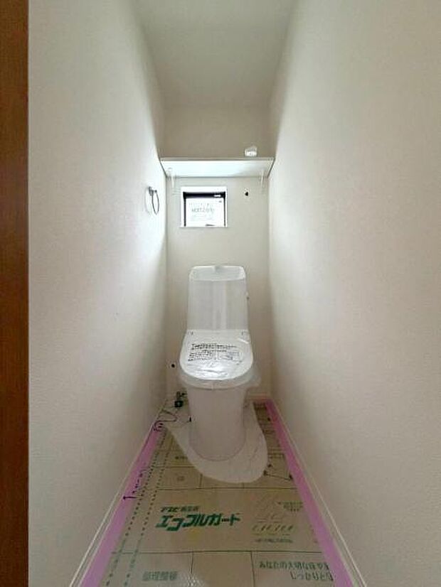 ウォシュレット付き清潔感の溢れるトイレです。落ち着いた空間で安らぎのひとときをお過ごし頂けます。(2か所あります)(2026年8月撮影)