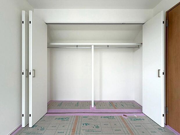クローゼットには棚やハンガーパイプが備えられているので、大切なお洋服にしわを付けずにそのまましまうことが出来ます。(2026年8月撮影)