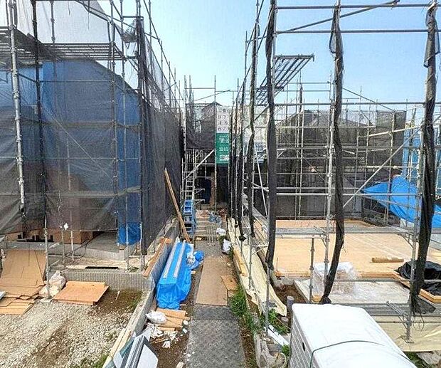 緑と好相性。そのスマートな佇まいについ足を止めてしまいそうになります。(2026年7月撮影)