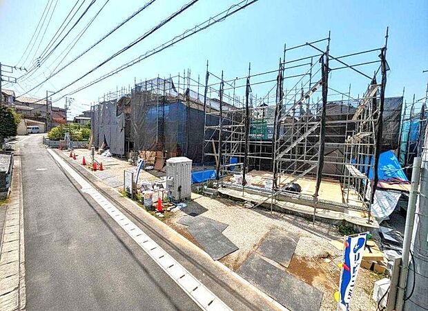環境に恵まれ、陽光に包まれた邸宅は月日が経っても色褪せることなく「オンリーワン」に輝き続けます。(2026年7月撮影)