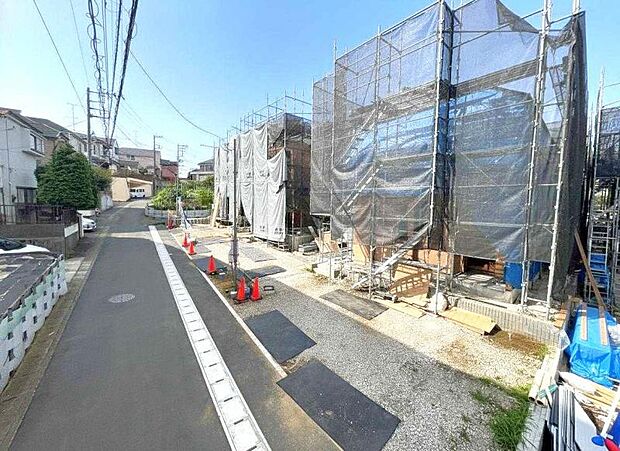 舗装された前面道路で、車で通る際のご負担も少なくなるかと思います。(2026年7月撮影)