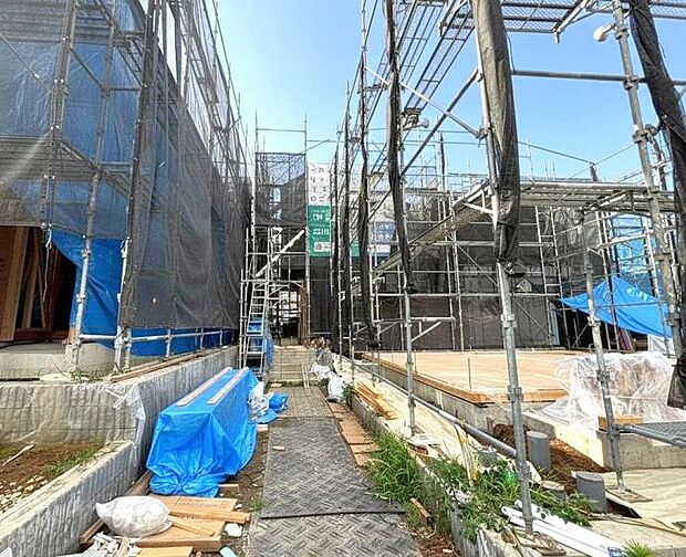 ご両親や友人・知人が訪ねてきても大丈夫。駐車スペース2台分(車種による)を確保してあります。(2026年7月撮影)