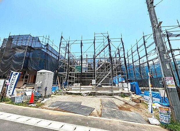 主張し過ぎないシャープなフォルムで佇む邸宅は、完成形の姿を見せてくれます。(2026年7月撮影)
