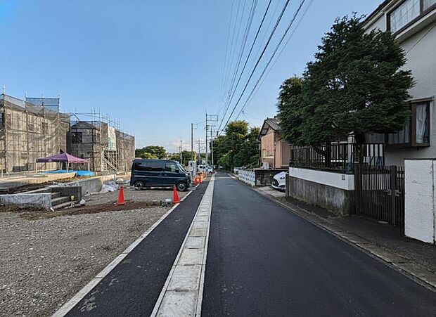 舗装された前面道路で、車で通る際のご負担も少なくなるかと思います。