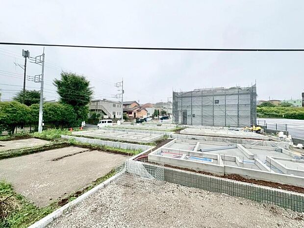 窓からたっぷりと陽光が注がれる明るい空間。家族の成長に対応できる永住仕様の間取り。