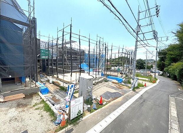 車通りの少ない道路で小さなお子様も安心。家と同じくらい周辺環境は大切なもの。図面だけでは分からない現地の雰囲気もご確認くださいませ(2026年7月撮影)
