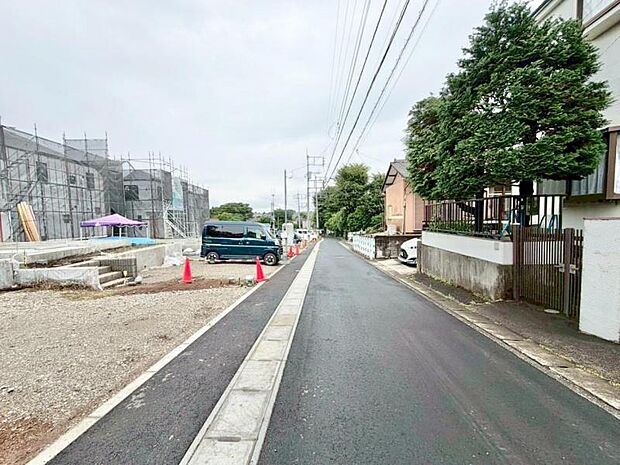 舗装された前面道路で、車で通る際のご負担も少なくなるかと思います。