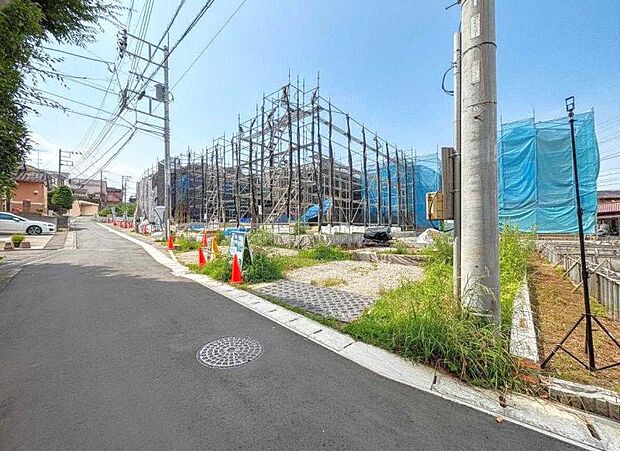 舗装された前面道路で、車で通る際のご負担も少なくなるかと思います。(2026年7月撮影)