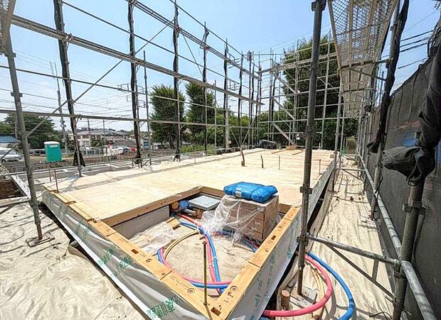 主張し過ぎないシャープなフォルムで佇む邸宅は、完成形の姿を見せてくれます。(2026年7月撮影)
