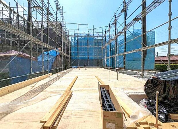 窓からたっぷりと陽光が注がれる明るい空間。家族の成長に対応できる永住仕様の間取り。(2026年7月撮影)