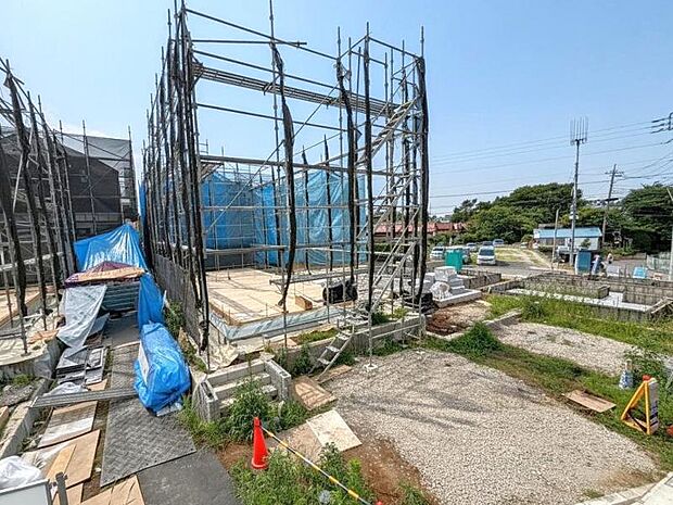 ご両親や友人・知人が訪ねてきても大丈夫。駐車スペース2台分(車種による)を確保してあります。(2026年7月撮影)