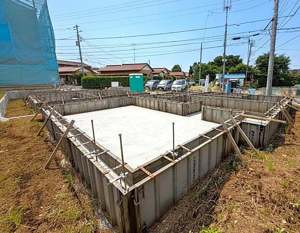 緑と好相性。そのスマートな佇まいについ足を止めてしまいそうになります。(2026年7月撮影)
