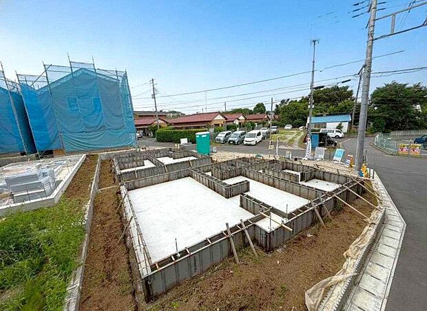 舗装された前面道路で、車で通る際のご負担も少なくなるかと思います。(2026年7月撮影)