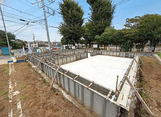 主張し過ぎないシャープなフォルムで佇む邸宅は、完成形の姿を見せてくれます。(2026年7月撮影)