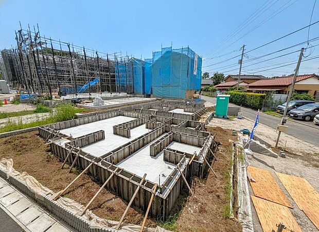 車通りの少ない道路で小さなお子様も安心。家と同じくらい周辺環境は大切なもの。図面だけでは分からない現地の雰囲気もご確認くださいませ。(2026年7月撮影)
