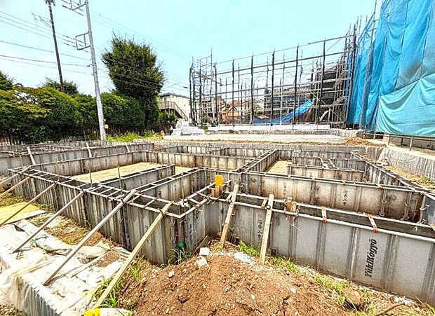 窓からたっぷりと陽光が注がれる明るい空間。家族の成長に対応できる永住仕様の間取り。(2026年7月撮影)