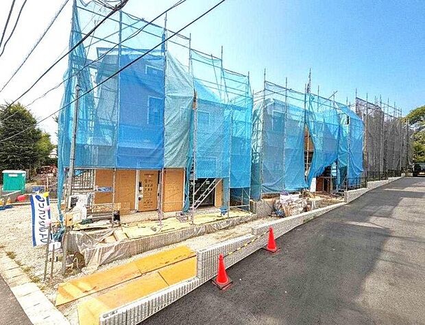 緑と好相性。そのスマートな佇まいについ足を止めてしまいそうになります。(2026年7月撮影)