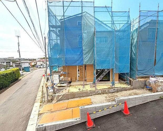 舗装された前面道路で、車で通る際のご負担も少なくなるかと思います。(2026年7月撮影)