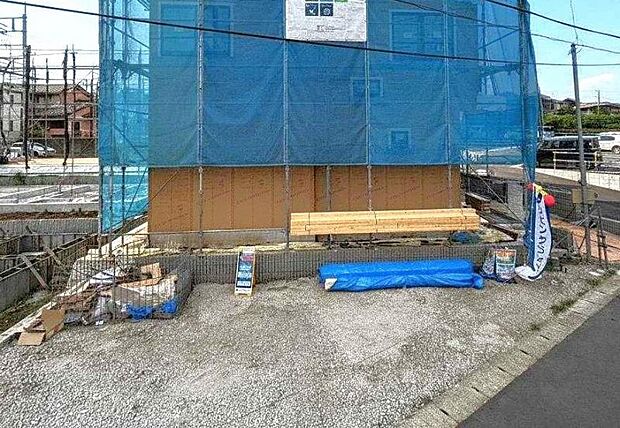 ご両親や友人・知人が訪ねてきても大丈夫。駐車スペース2台分(車種による)を確保してあります。(2026年7月撮影)