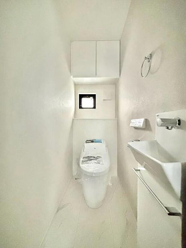 ウォシュレット付き清潔感の溢れるトイレです。落ち着いた空間で安らぎのひとときをお過ごし頂けます。(2か所あります)