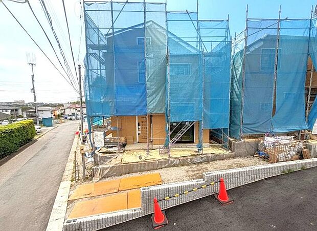 敷地内に設けられた駐車スペース。小さなお子様も安心・安全の乗り降りが出来ますね。玄関につながる駐車スペースなので重い荷物の出し入れの負担を最小限に抑えられます。(2026年7月撮影)