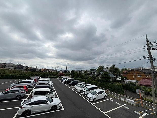 車通りの少ない道路で小さなお子様も安心。家と同じくらい周辺環境は大切なもの。図面だけでは分からない現地の雰囲気もご確認くださいませ。(2026年8月撮影)