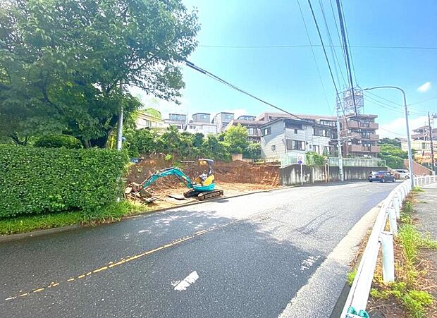 前面道路は整備されており、落ち着いた住宅街に位置しています。(2026.6.撮影)
