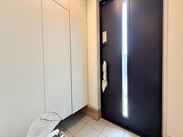 広々とした玄関で大切なお客様をお出迎え。明るく気持ちの良い玄関は気持ちが盛り上がります。