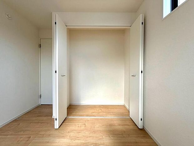 部屋に備えられたクローゼット。普段使わないものなども収納可能ですので、居室を広く使うことが出来ます。