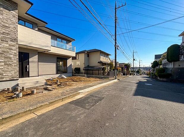前面道路は北西側:7.5m。大きな車でも通ることができます。(2026年9月撮影)