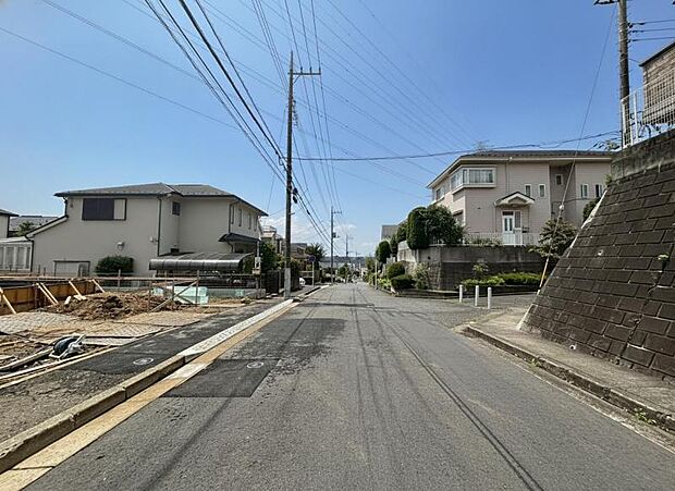 前面道路は北西側:7.5m。大きな車でも通ることができます。(2026.7.4撮影)
